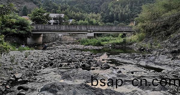 山(shan)邨(cun)道(dao)路(lu)崎(qi)嶇.jpg